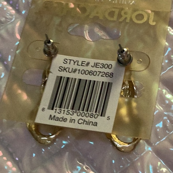 🦩NWT Pierced Style Hanging Lightweight Earring Must Have 🦩 - Picture 6 of 9
